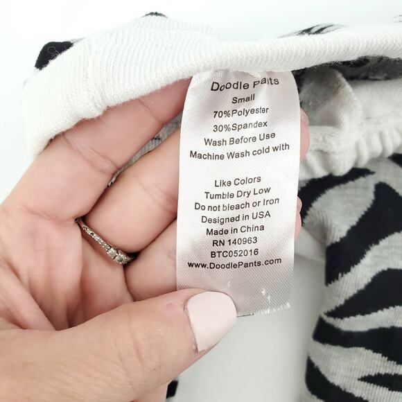 Doodle Pants NWOT Zebra Black & White Zebra Print w/ Tail  Legging Small 3-12mo - Picture 3 of 5